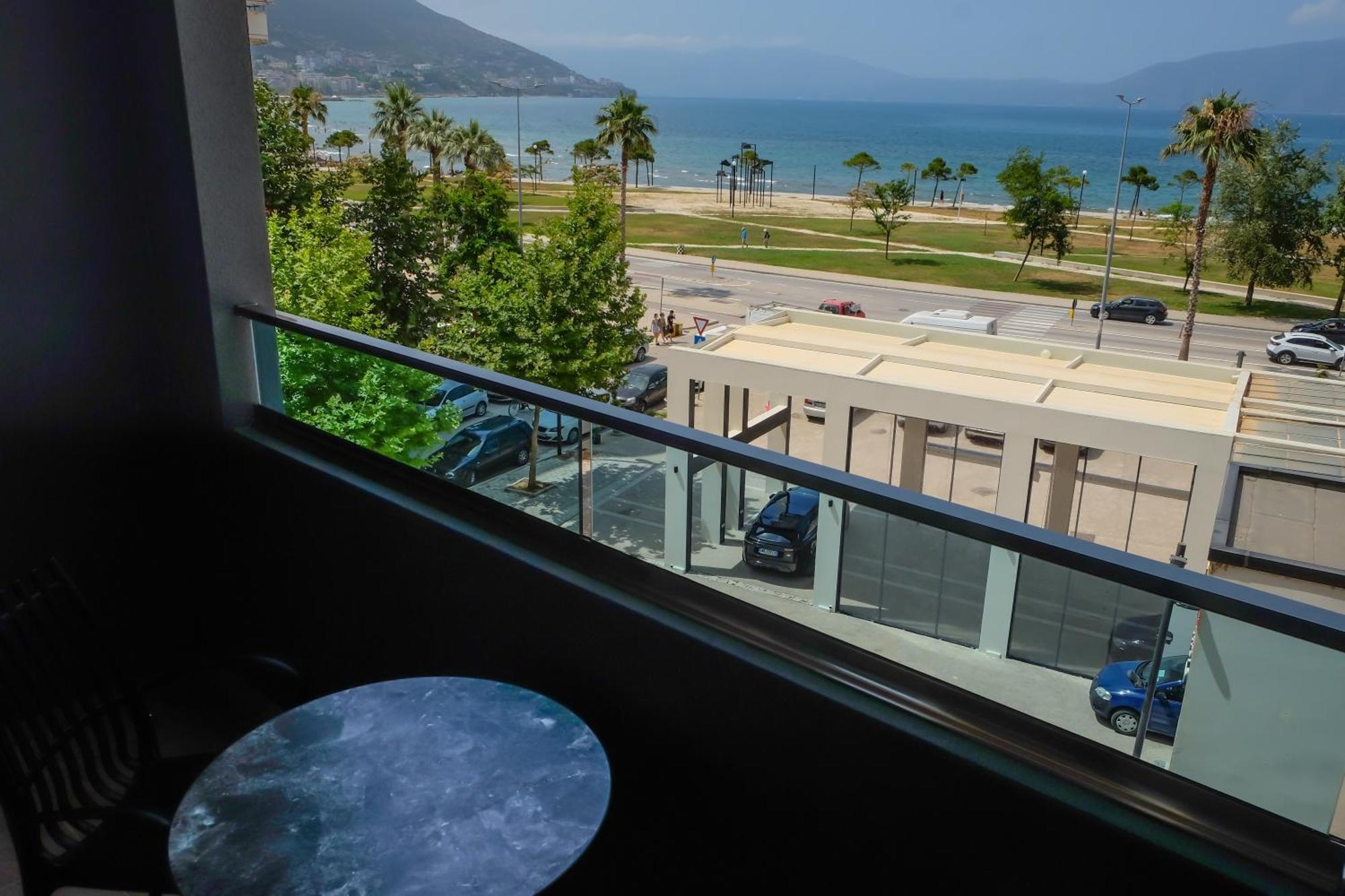 Laid Hotel Vlorë Exteriör bild